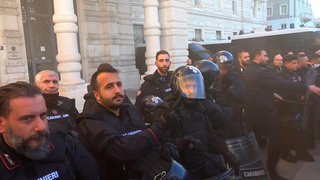 Trieste, manifestazione No Green Pass: i carabinieri si tolgono casco