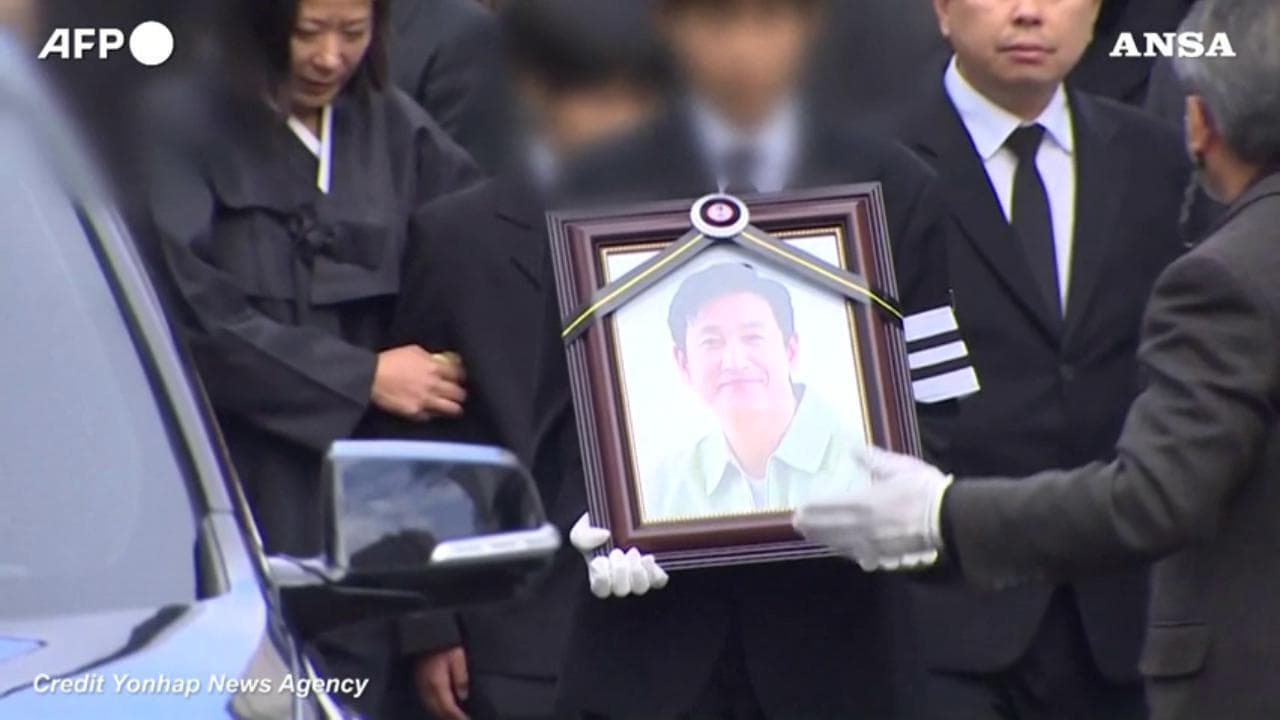 L'ultimo saluto all'attore di "Parasite" Lee Sun-kyun: i funerali a Seul