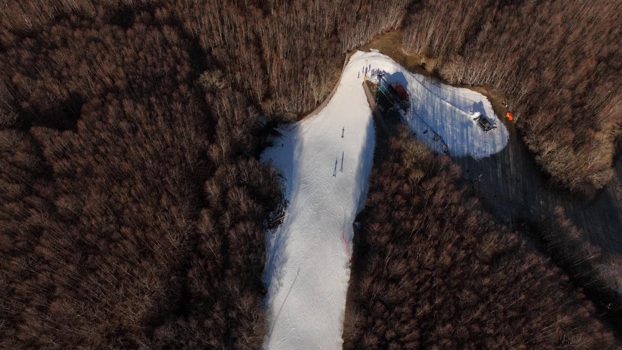 Monte Cimone, pare primavera ma è inverno: la neve (finta) è solo sulle piste. Il video dal drone