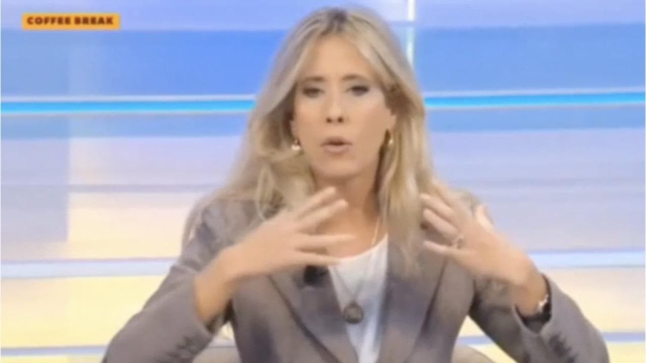 Mennuni e la "maternità cool a 18 anni". L'ironia social: "Non correte il rischio di diventare Margherita Hack"