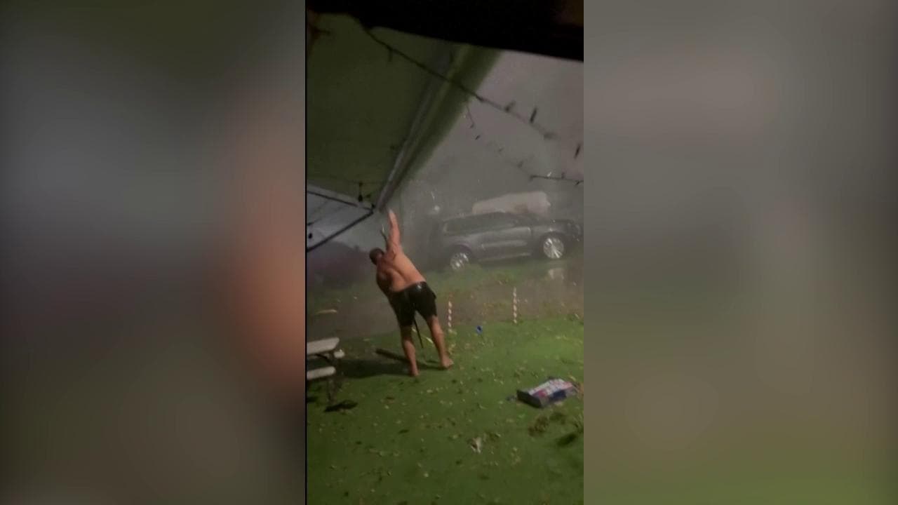 Australia, il campeggio diventa un incubo: la tempesta sorprende i turisti a bordo della roulotte
