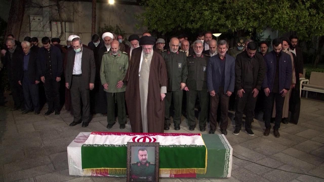 Iran, Khamenei guida la preghiera al funerale del generale Mousavi