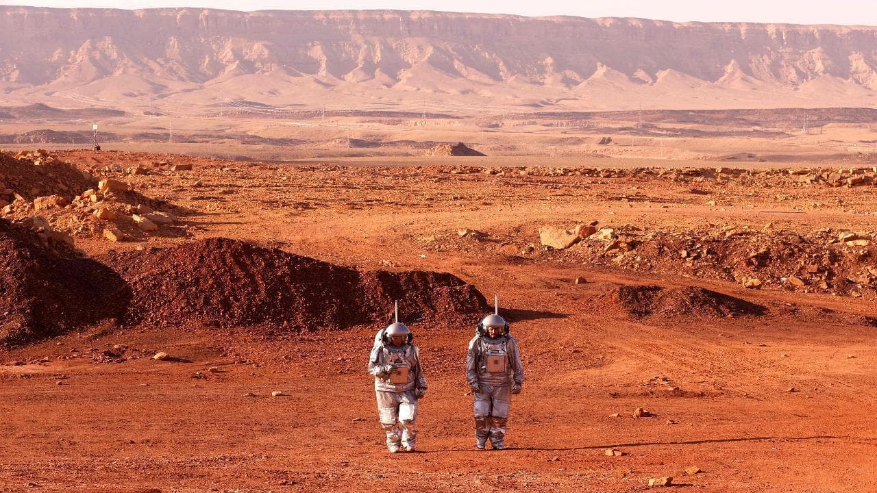 Israele, una passeggiata 'su Marte': sei astronauti simulano nel deserto la vita sul pianeta rosso