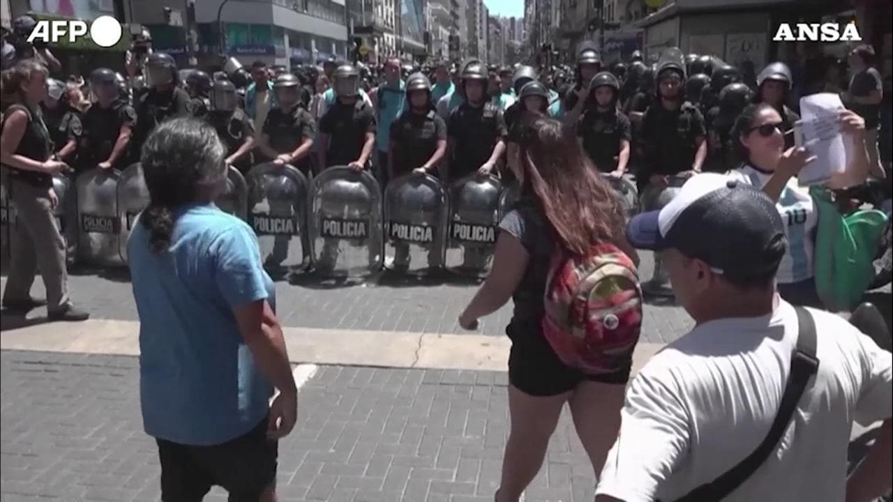 Argentina, proteste contro il megadecreto del presidente Milei: scontri e arresti a Buenos Aires