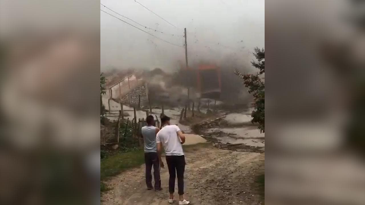Argentina, il fiume in piena è inarrestabile: l'ondata di fango distrugge un ponte in acciaio
