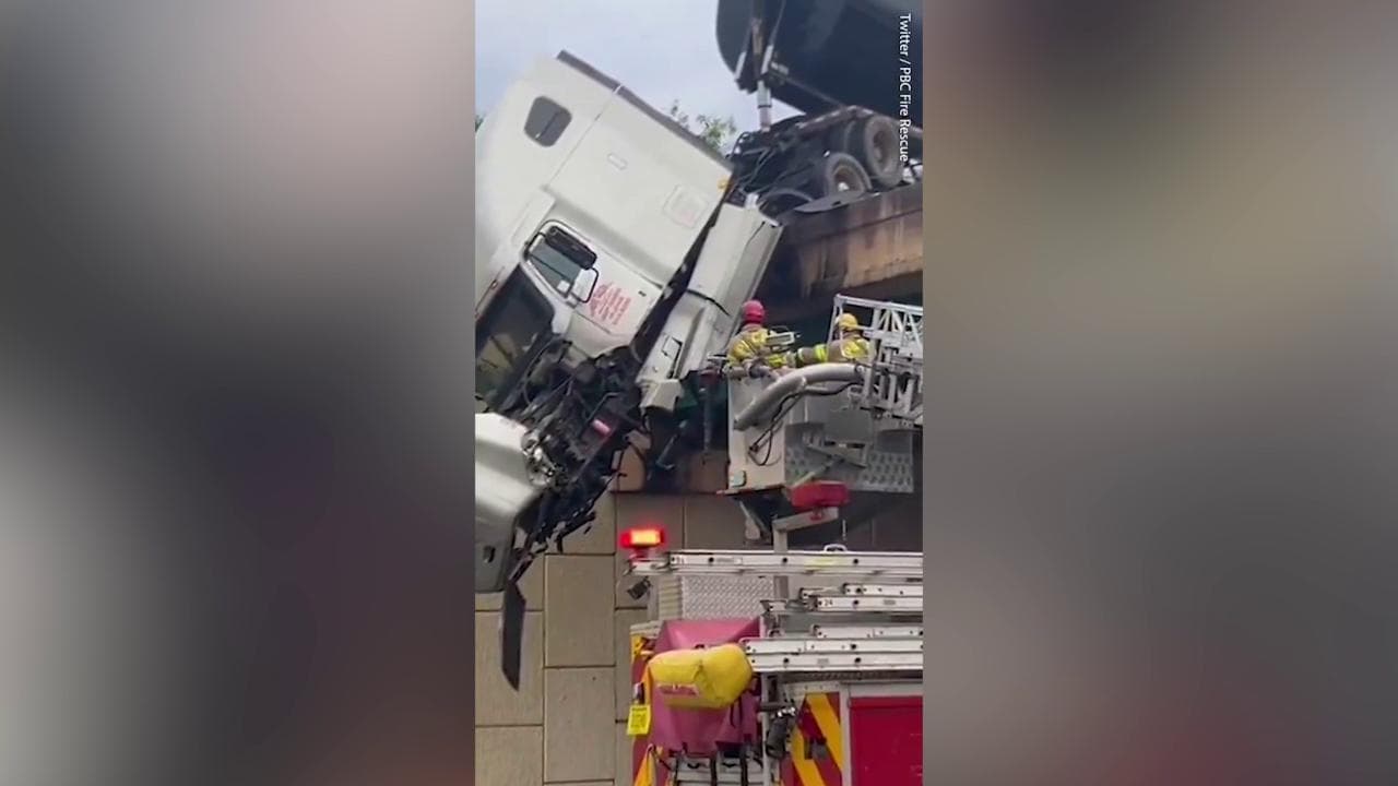 Tir resta sospeso nel vuoto dopo aver sfondato il guardrail di un ponte: l'autista viene salvato così