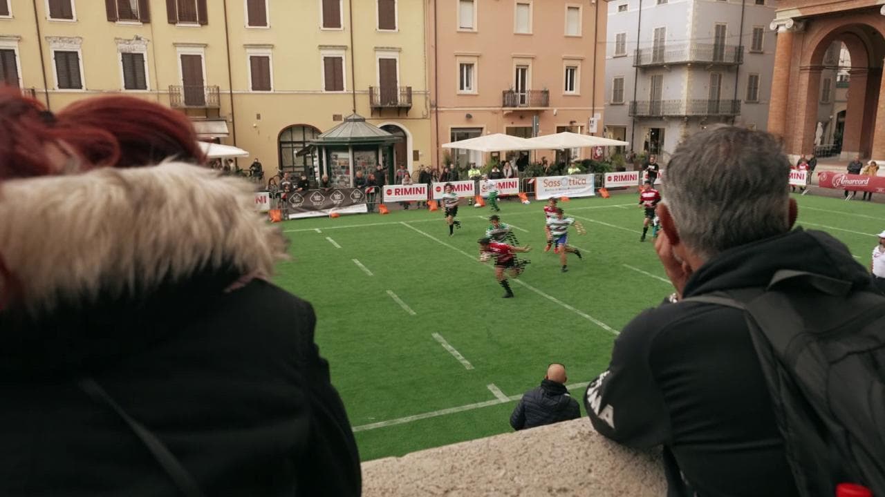 Il rugby nel centro storico di Rimini: la spettacolare iniziativa nelle ore della movida