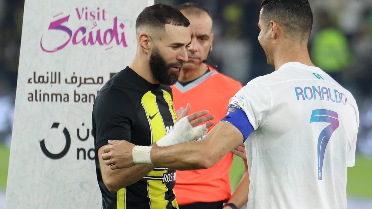 L'abbraccio tra Ronaldo e Benzema: i due ex del Real Madrid avversari nel campionato arabo