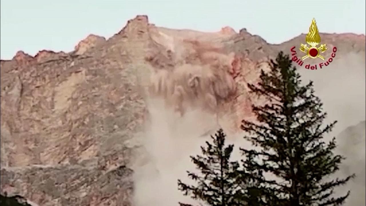 Dolomiti bellunesi, la roccia si stacca dal Sorapis: le immagni della maxi frana