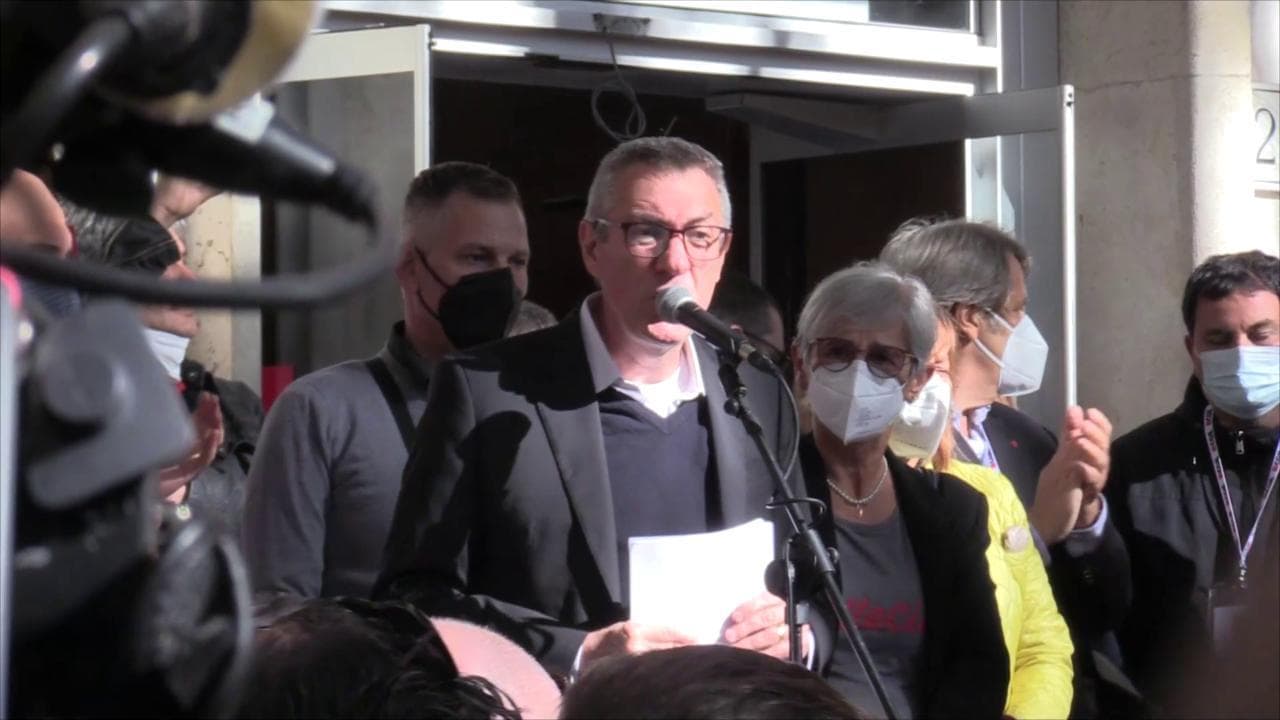 Attacco alla Cgil, "Non ci fermeranno": dopo le parole di Landini la folla intona 'Bella ciao'
