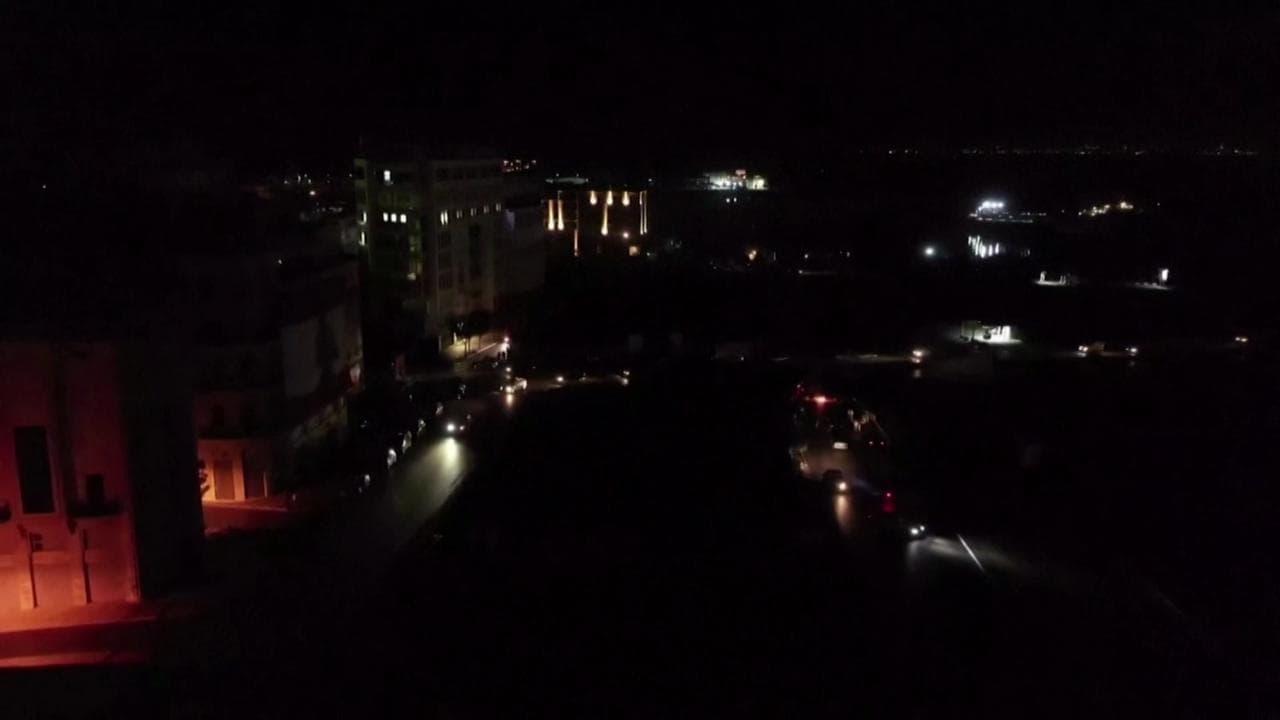 Libano in black out totale, le auto avanzano nel buio di Beirut: le riprese dal drone