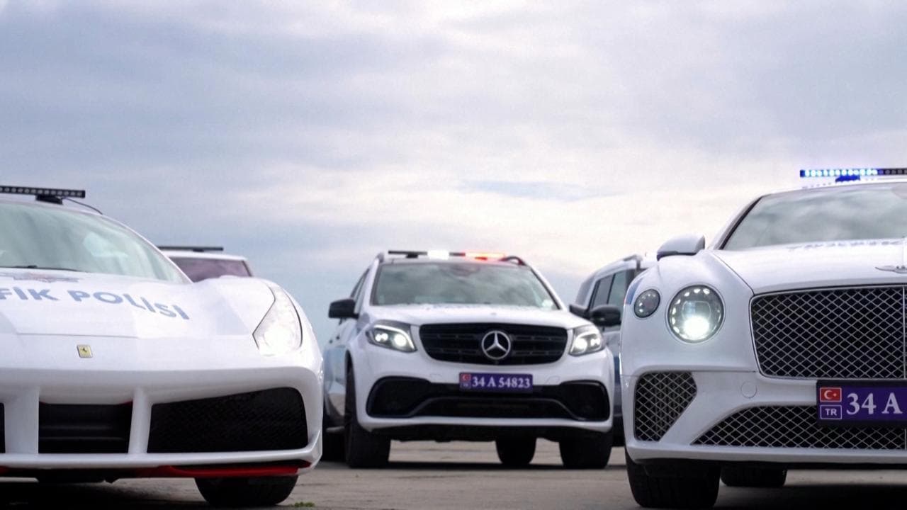 Istanbul, la polizia locale in Ferrari e Bentley: riconvertite le auto di lusso dei criminali