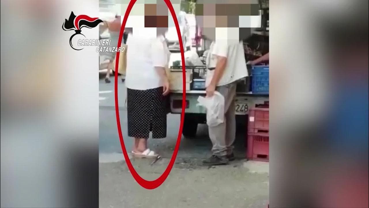 Catanzaro, si finge cieca per 20 anni: le telecamere nascoste dei carabinieri svelano la truffa