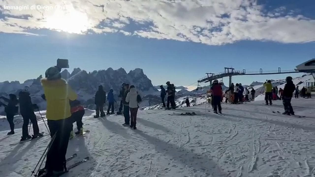 Santo Stefano sulla neve delle Dolomiti bellunesi: le discese degli sciatori sulle piste di Falcade