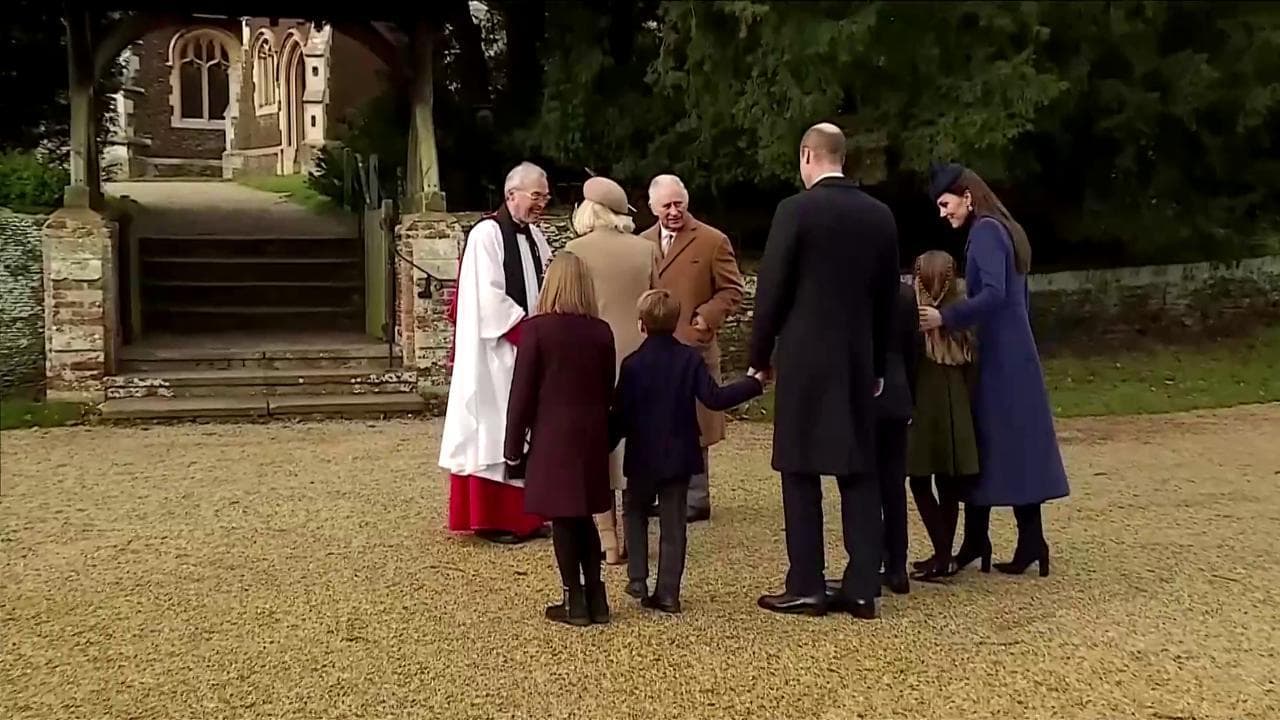 Norfolk, re Carlo e la famiglia reale alla tradizionale messa di Natale
