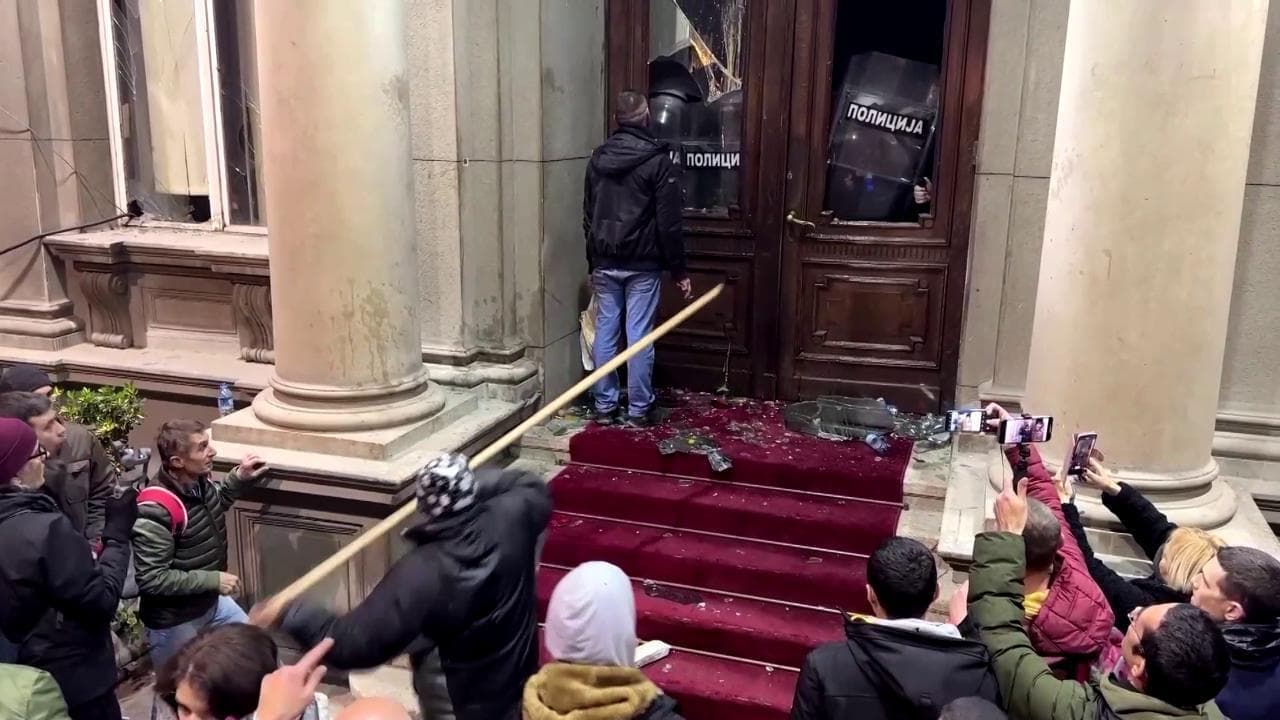 Elezioni Serbia, tentato assalto al muncipio di Belgrado: manifestanti sfondano i vetri dell'edificio