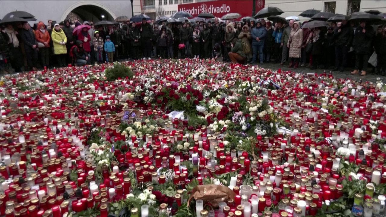 Praga, un minuto di silenzio al memoriale per le vittime della strage all'università