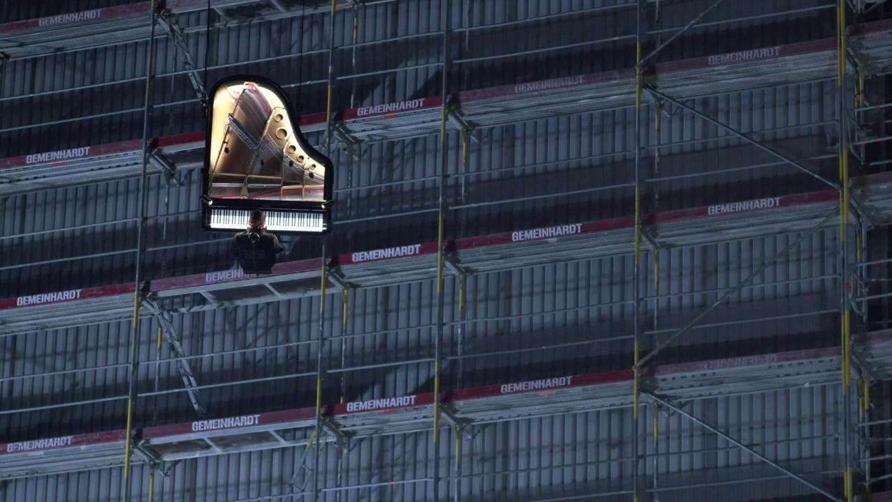 Monaco, un concerto appeso alla gru tutti i giorni all'alba: la straordinaria esibizione del pianista svizzero
