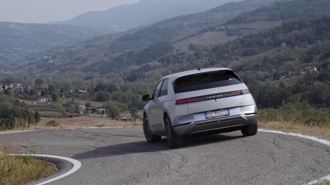 Ioniq 5, la nuova crossover di Hyundai, in giro per Milano