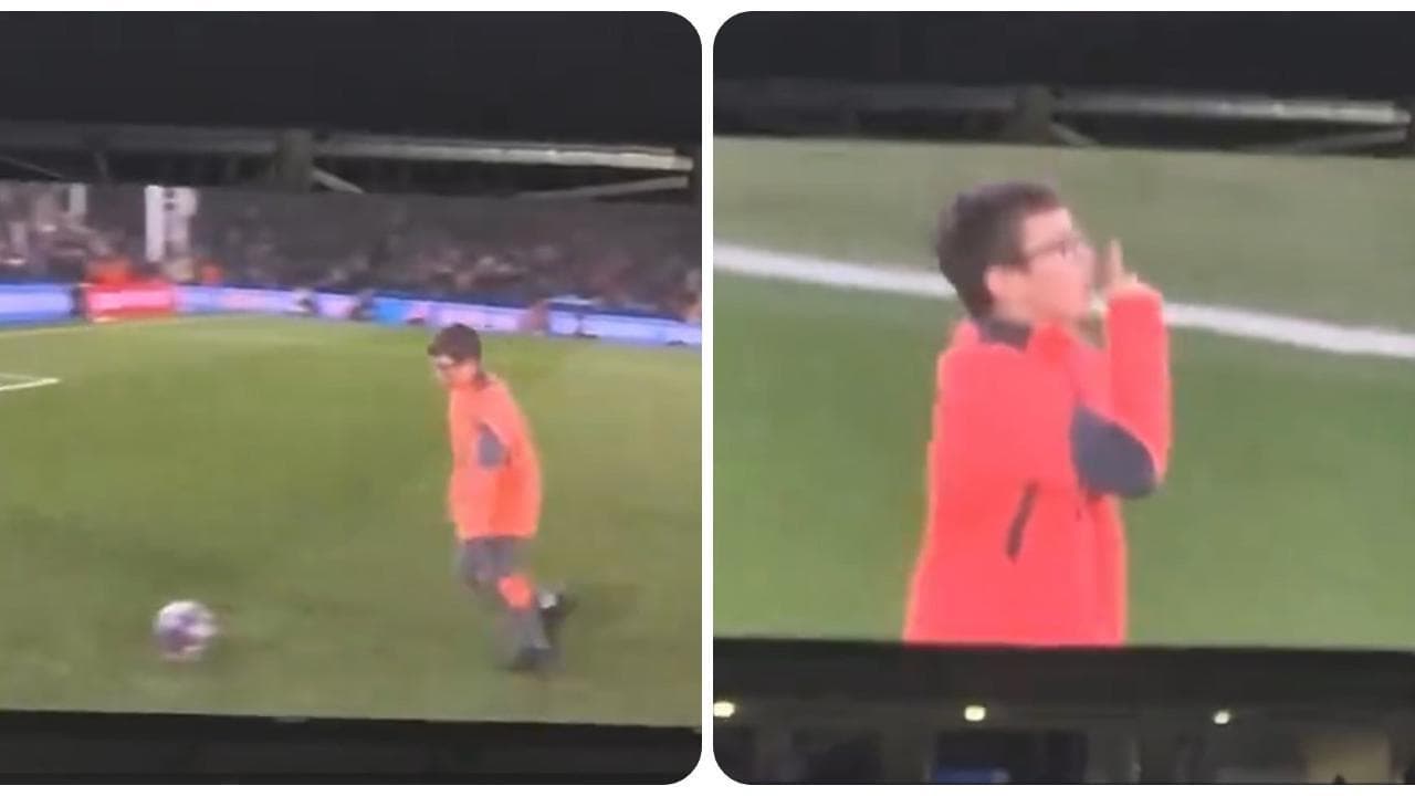 Il bambino tifoso segna il rigore in campo ed esulta con un gestaccio alla curva degli avversari
