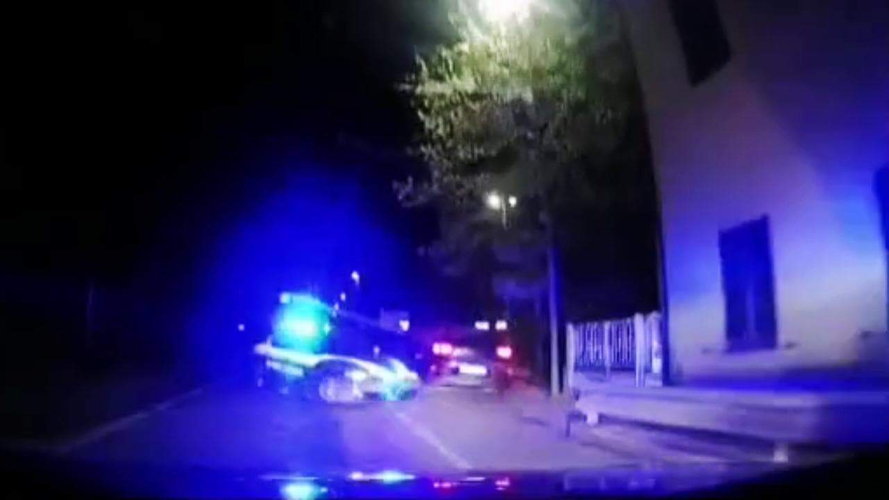 Fano, non si ferma all'alt: la folle corsa lungo la statale inseguito dalla Polizia. Alla fine l'arresto per droga