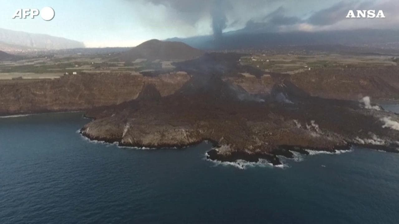 Canarie, la lava del vulcano Cumbre Vieja si tuffa nell'oceano e forma un delta