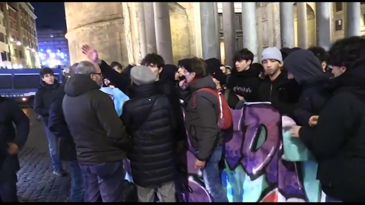 Scontri tra polizia e studenti, l'attimo in cui sfondano i cordoni e arrivano a Montecitorio