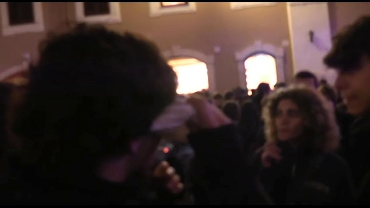 Protesta studenti non autorizzata, ragazza picchiata dalla polizia: "Vorrei identificare l'agente"