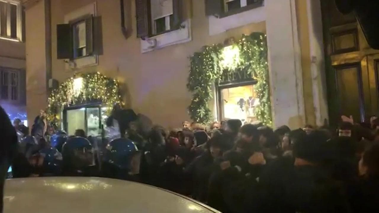 Corteo di studenti davanti alla Camera, scontri con la polizia: l'attimo della carica