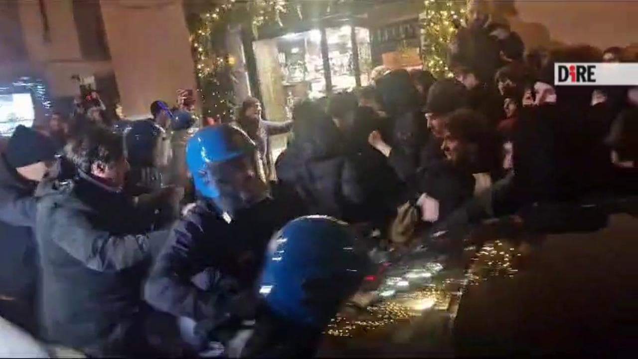 Scontri al Pantheon tra studenti e polizia per corteo non autorizzato, partono le manganellate