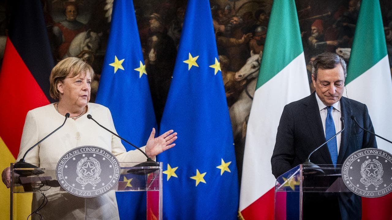 Roma, Angela Merkel elogia Mario Draghi: "Il premier italiano è garante dell'euro"