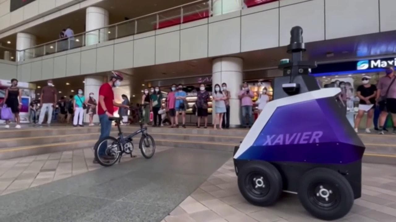 Singapore, arriva Xavier: ecco il robot-poliziotto che evita gli assembramenti