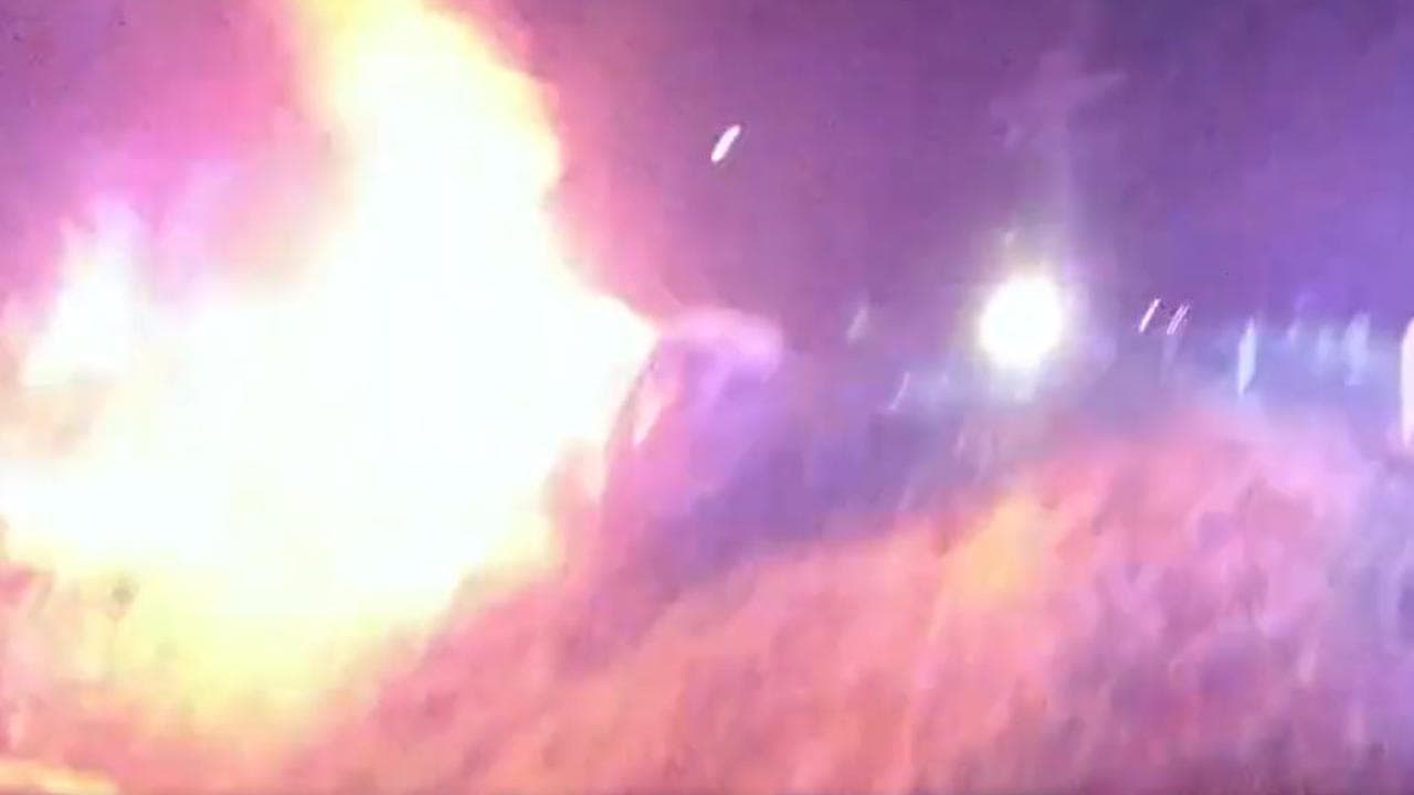 Auto si schianta e prende fuoco, l'agente riesce a salvare tra le fiamme la donna alla guida