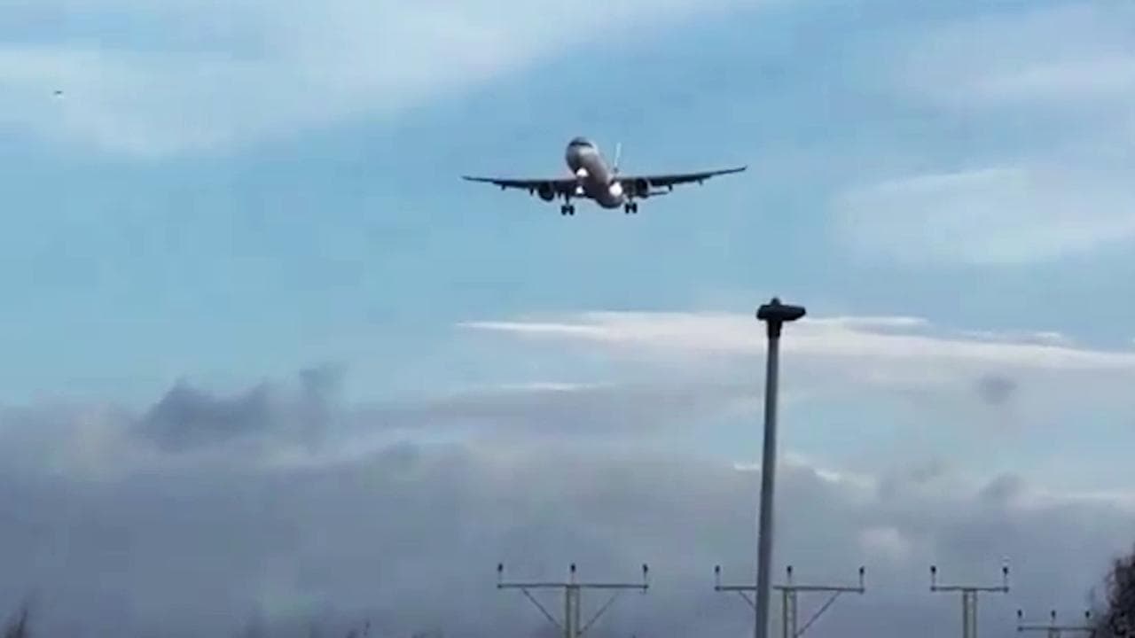 Gb, le raffiche di vento sono troppo forti: l'aereo tocca la pista ma è costretto a riprendere quota