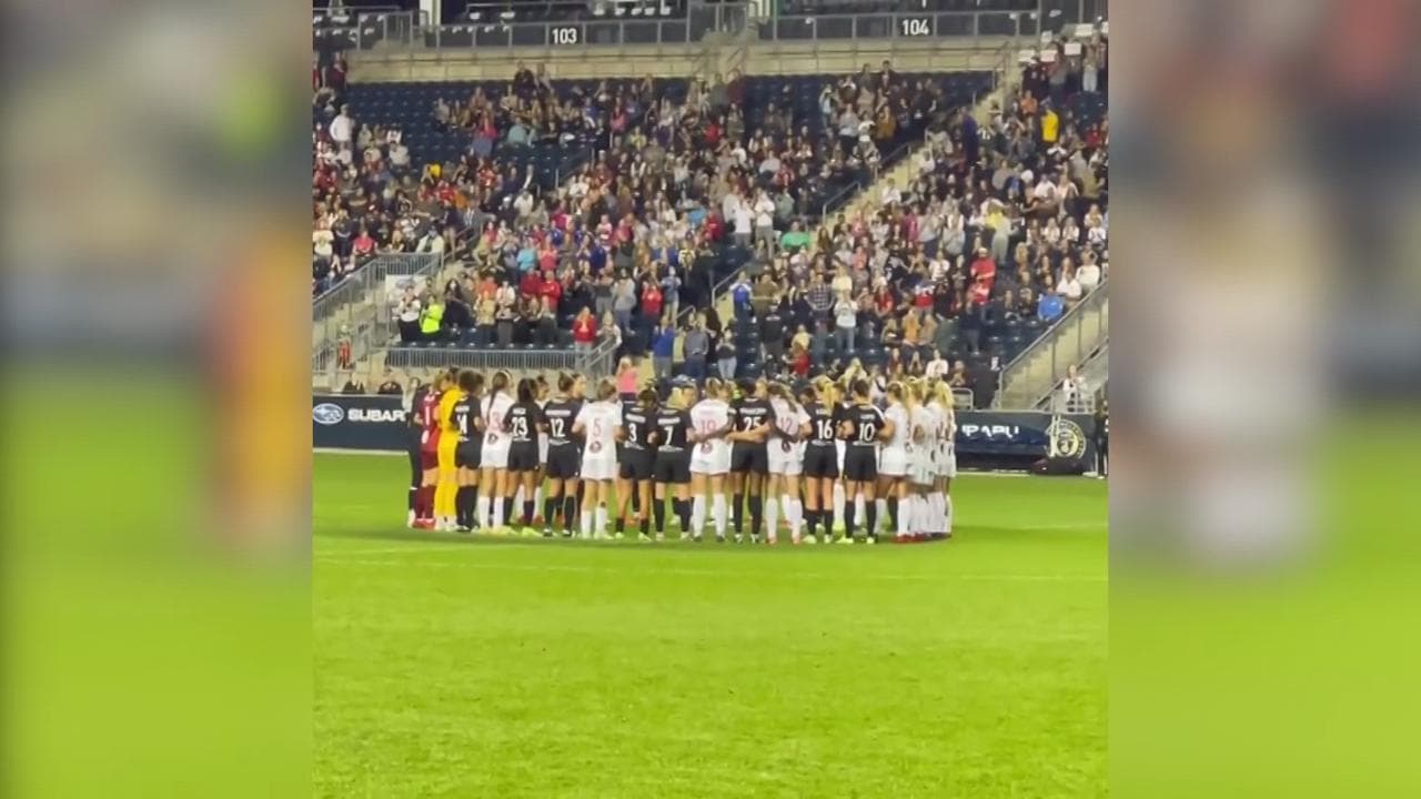Calcio femminile Usa, match sospeso contro gli abusi sessuali: le giocatrici si riuniscono in cerchio