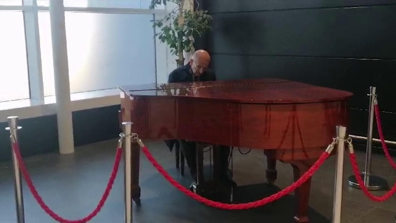 Il viceministro Sisto intona White Christmas al pianoforte dell'aeroporto di Fiumicino