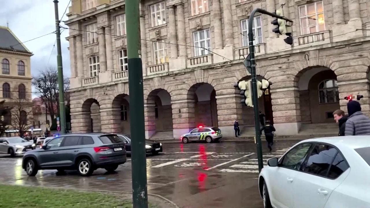 Praga, strage all'università: il momento in cui la polizia fa irruzione nella facoltà