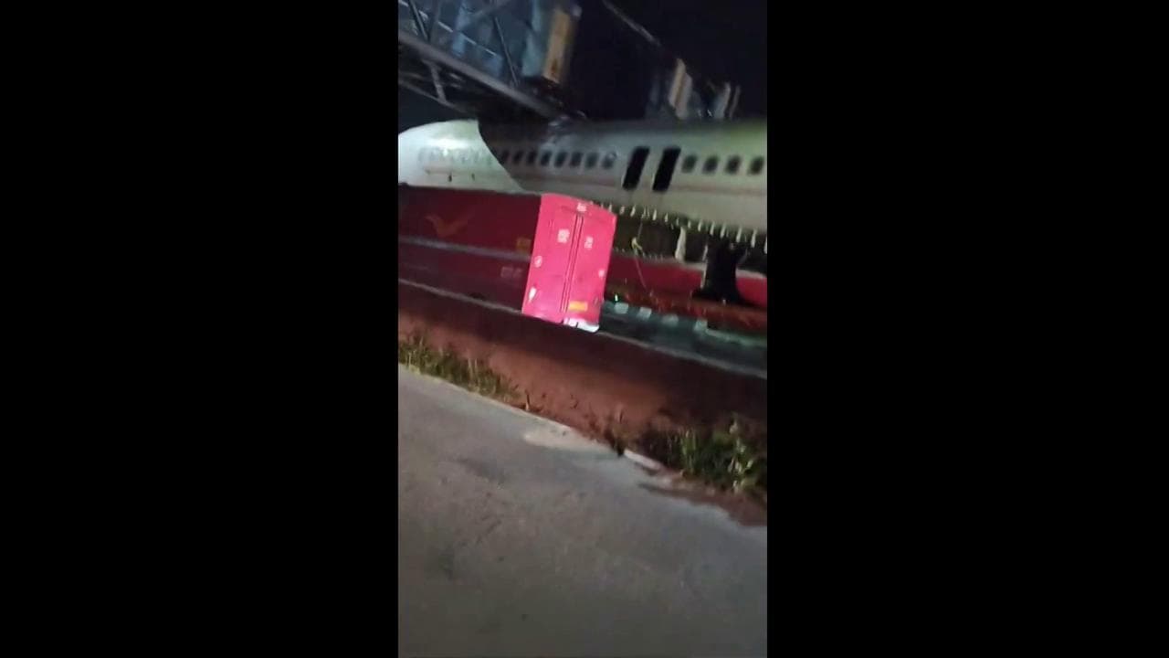 Nuova Delhi, le misure sono sbagliate: l'aereo resta incastrato sotto il ponte