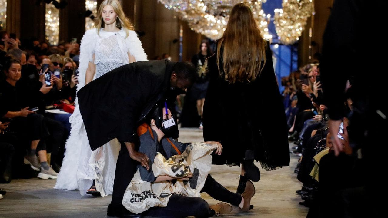 Parigi, militante ambientalista irrompe alla sfilata di Louis Vuitton: portata via di peso