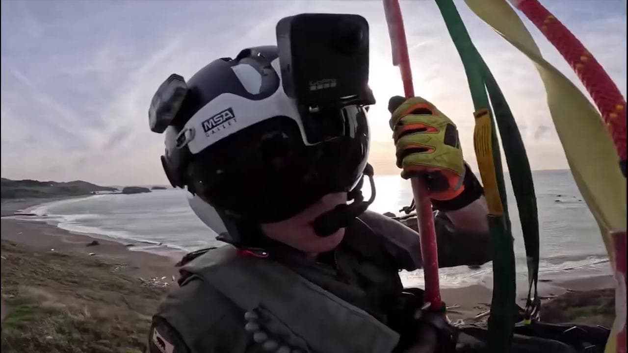 Il soccorso da brividi visto in prima persona: auto cade da scogliera, l'agente si cala dall'elicottero
