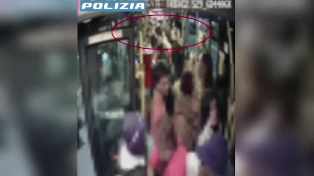 Bergamo, l'attacco del branco per rubare un cellulare: il video del pestaggio in autobus