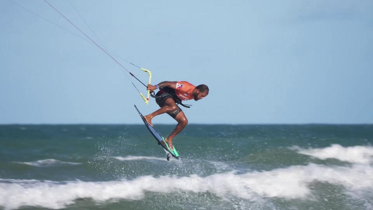 Aspettando le Olimpiadi di Parigi, si vola sulle onde con il kite surf