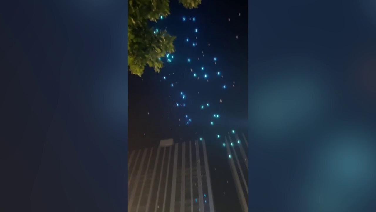 Cina, decine di droni cadono dal cielo durante lo show delle luci