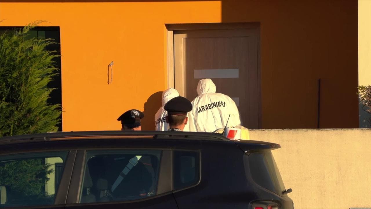Treviso, 27enne uccisa a coltellate in casa: l'arrivo dei carabinieri sul luogo della tragedia