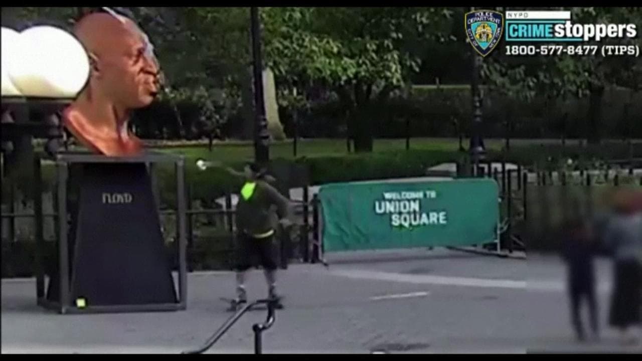 New York, imbrattata di vernice la statua di George Floyd: le telecamere incastrano il colpevole