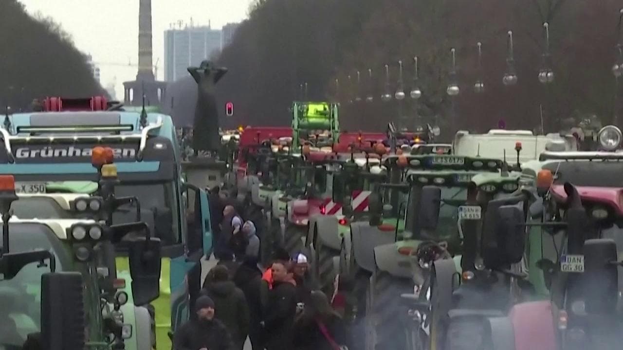 Berlino, centinaia di trattori sotto la porta di Brandeburgo: gli agricoltori protestano contro il taglio dei sussidi