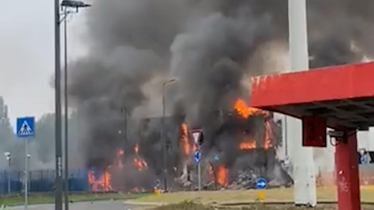 San Donato Milanese, precipita aereo ultraleggero con otto persone a bordo: l'edificio in fiamme su cui si è schiantato