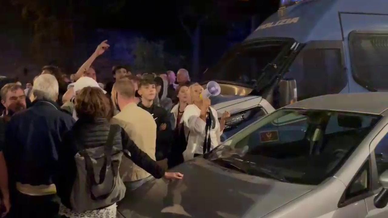Trieste, corteo No Green Pass: urla e insulti, tensione sotto la sede regionale della Rai
