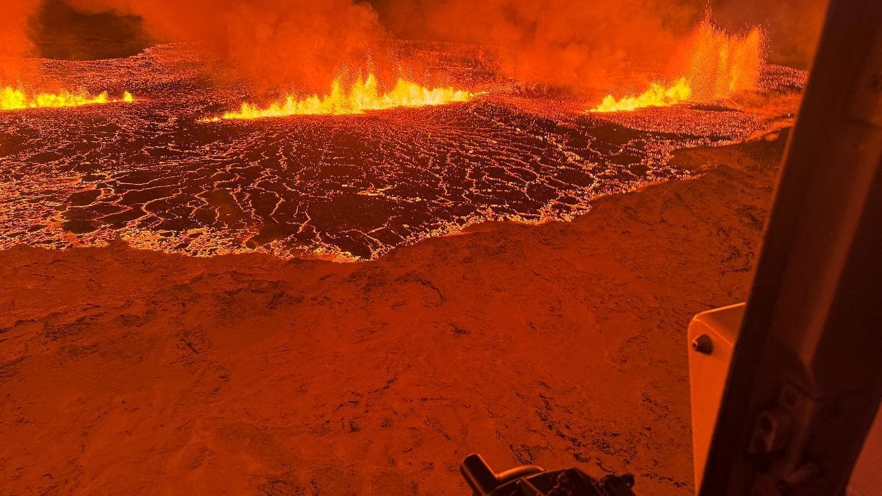 Islanda, le spettacolari immagini dell'eruzione diffusa. Allerta nella vicina città di Grindavi'k