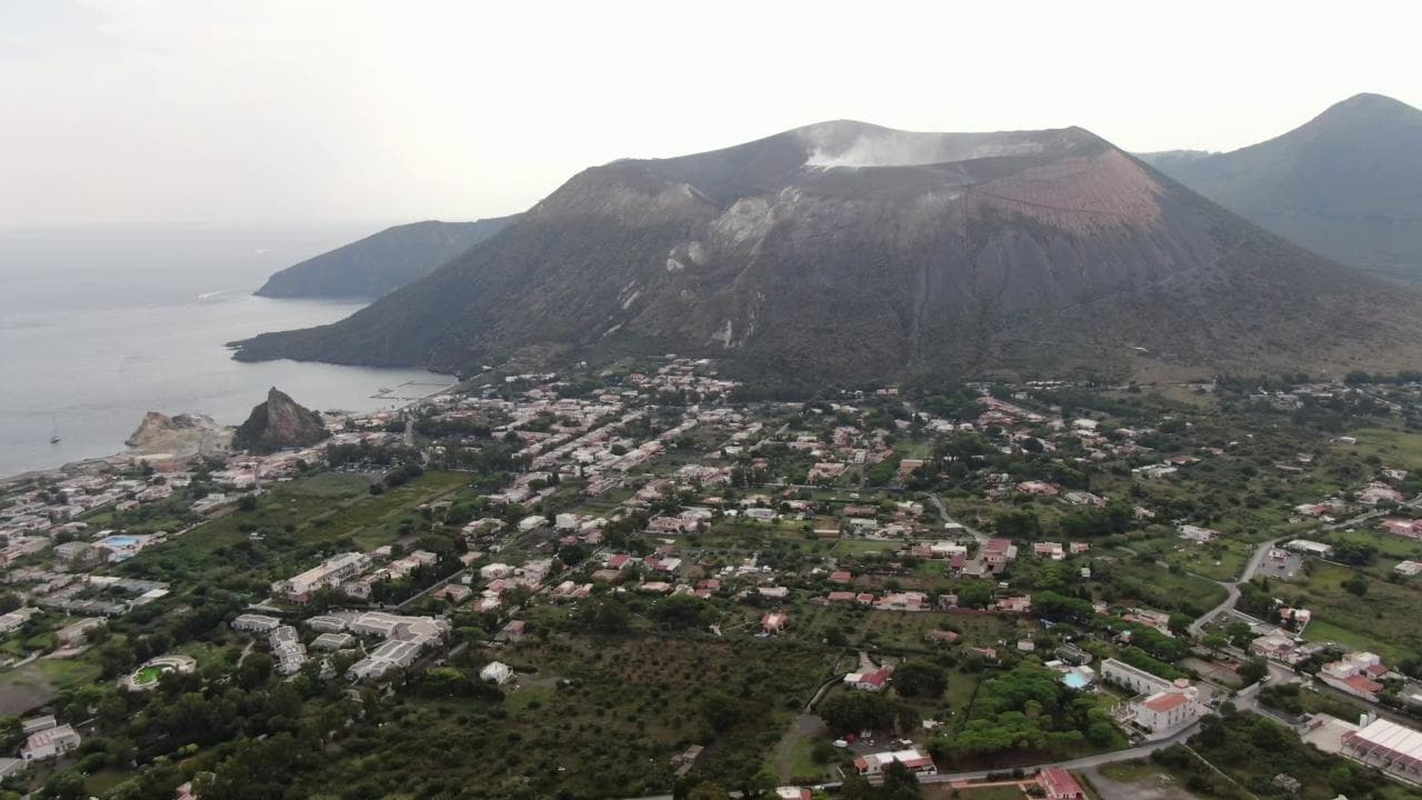Vulcano, il drone sorvola il cratere fumante, aumenta il pericolo di un'eruzione
